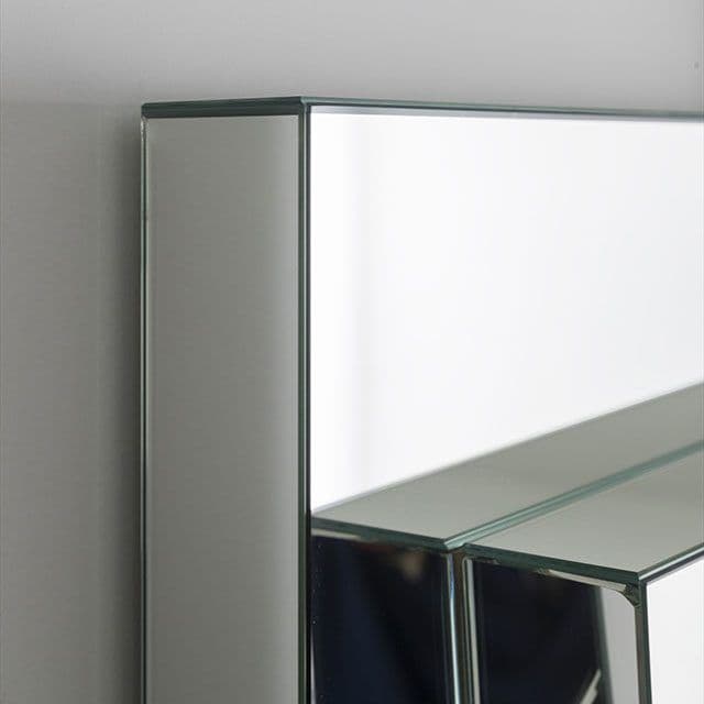 Mogg, Decor